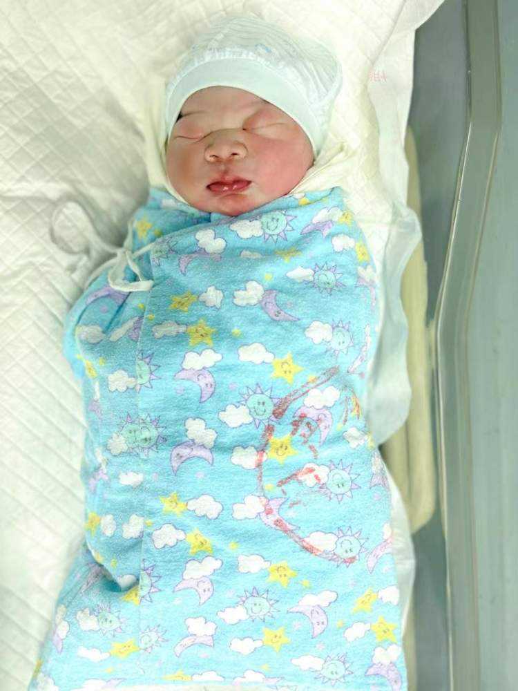 天水代孕女电话_天水有自愿代孕的吗_世界首例，“奇迹男孩”在上海出生！生